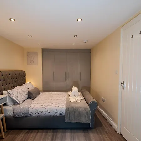 Cosy 1 Bedroom Basement Apartment With Private Patio Area London Exterior photo