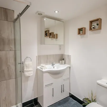 Cosy 1 Bedroom Basement Apartment With Private Patio Area London Exterior photo